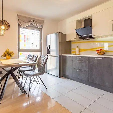 Fiorella 2 Bdr With Balcony Apartment