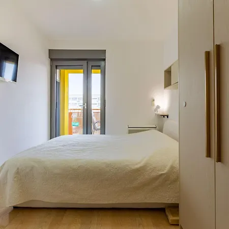Fiorella 2 Bdr With Balcony Apartment
